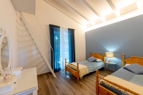 阿夸维瓦皮切纳Dimora Campo delle Mura - Charming House的一间卧室设有两张床和窗户。