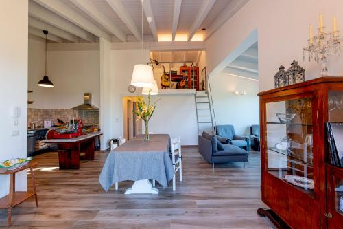 阿夸维瓦皮切纳Dimora Campo delle Mura - Charming House的客厅配有桌子、沙发和楼梯