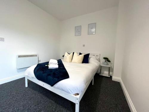 伯恩茅斯Lorne Park Road, Bournemouth的卧室配有带枕头的大型白色床