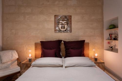 ŻejtunAuthentic Maltese 2-bedroom House with Terrace的一间卧室配有一张带两张蜡烛的大床