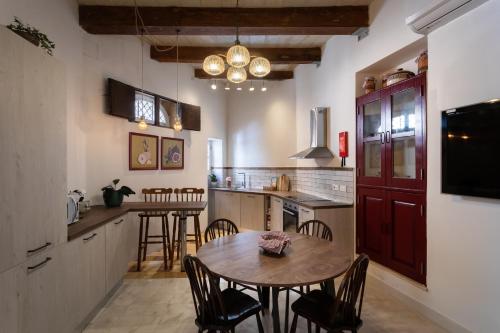 ŻejtunAuthentic Maltese 2-bedroom House with Terrace的一间厨房,里面配有桌椅