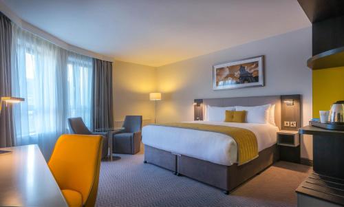 都柏林皮尔斯街马德龙酒店的配有一张床和一张书桌的酒店客房