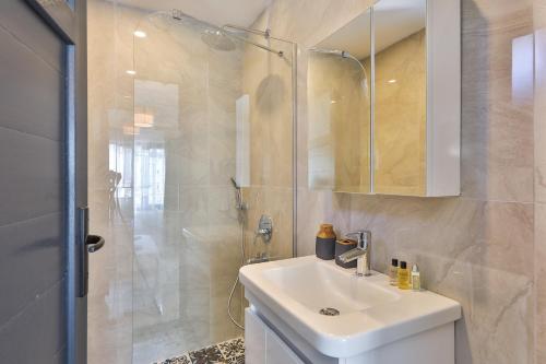 安塔利亚Bahar Pansiyon的浴室配有白色水槽和淋浴。