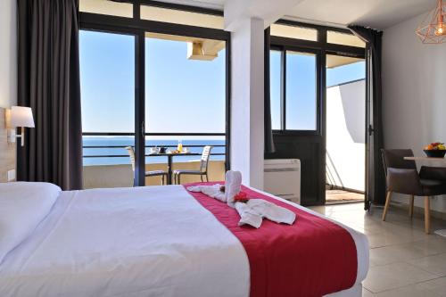 阿雅克修加兰克酒店的一间卧室配有一张床,享有海景