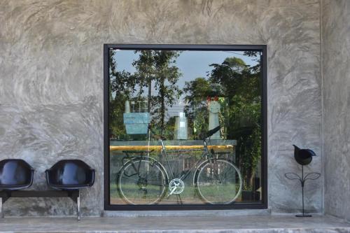 Ban Wang Muang (1)My Destiny的房间里的窗户里一辆自行车