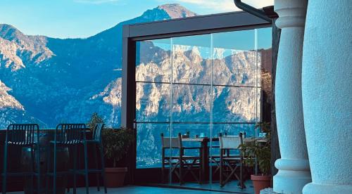 马尔切西内Hotel Querceto Wellness & Spa - Garda Lake Collection的山景用餐室