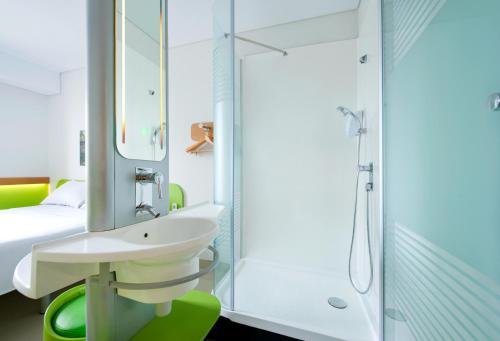 雅加达雅加达达安莫戈特宜必思快捷酒店的一间带水槽和淋浴的浴室