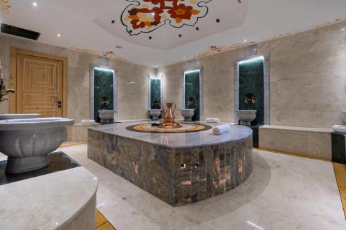 契拉勒Naturelife Bungalows & SPA的一间位于客房中间的带喷泉的浴室