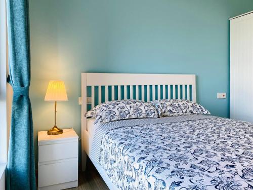 振林山Sea&CityView 2-bedroom Fully Furnished Apartment Forest City #freeWIFI的一间卧室配有一张带蓝色和白色棉被的床