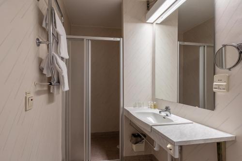 艾尔夫斯宾Hotell Villa Sparta的浴室配有盥洗盆和带镜子的淋浴
