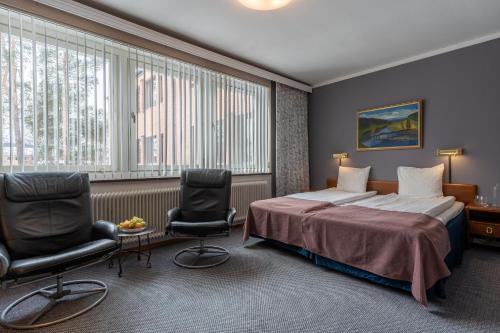 艾尔夫斯宾Hotell Villa Sparta的酒店客房,配有一张床和两把椅子