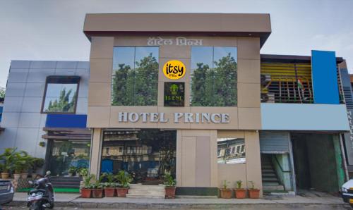 孟买Treebo Trend Prince, Mumbai的带有酒店主要标志的酒店入口
