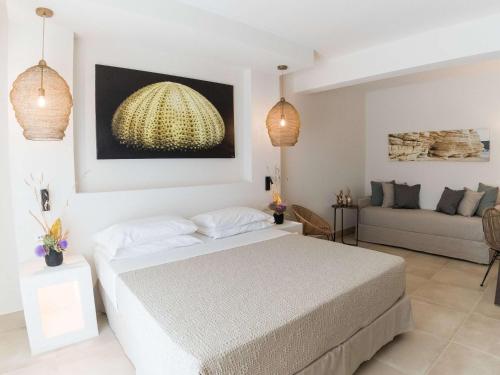 马蒂纳塔拜亚德勒扎加瑞酒店的白色卧室配有床和沙发