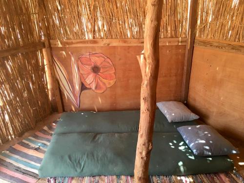 努韦巴Peace land camp的草屋中带绿床的房间