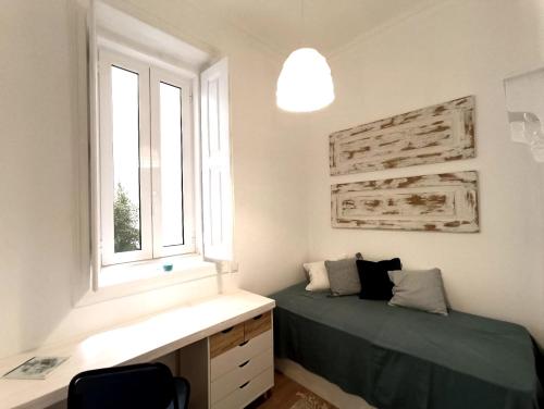 法鲁10 MARIA - Faro的一间卧室设有一张床和一个窗口