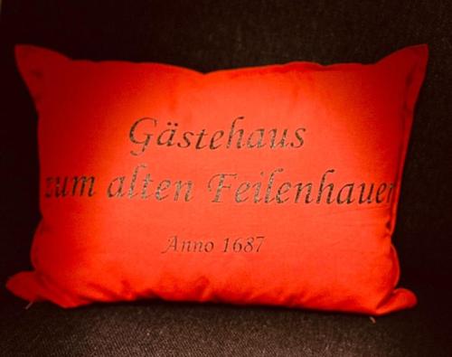 雷姆沙伊德Gästehaus zum Alten Feilenhauer的红色枕头,常有基督教徒,缺夏