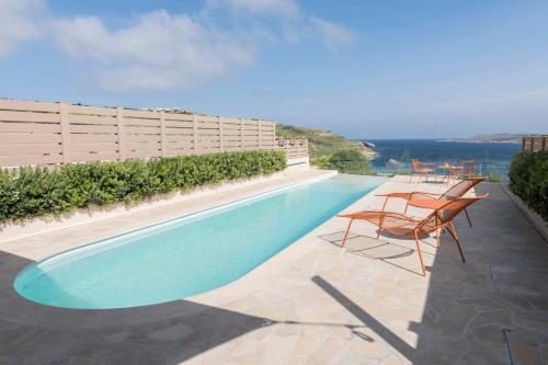 MġarrGozo Harbour Views, Mgarr Heights的一个带椅子的游泳池,享有海景