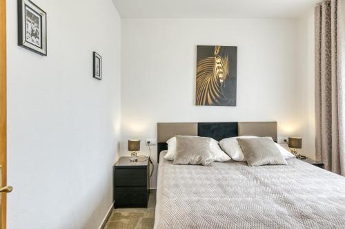 桑特佩尔佩斯卡多尔Casa Elena的卧室配有白色的床和2个枕头