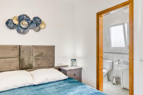 桑特佩尔佩斯卡多尔Casa Elena的一间卧室设有一张床和一间浴室。