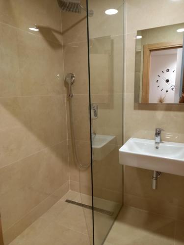 布德瓦Solaris Apartments的带淋浴和盥洗盆的浴室
