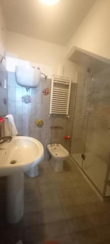 阿西西CASETTA delle ROSE的浴室配有卫生间、盥洗盆和淋浴。