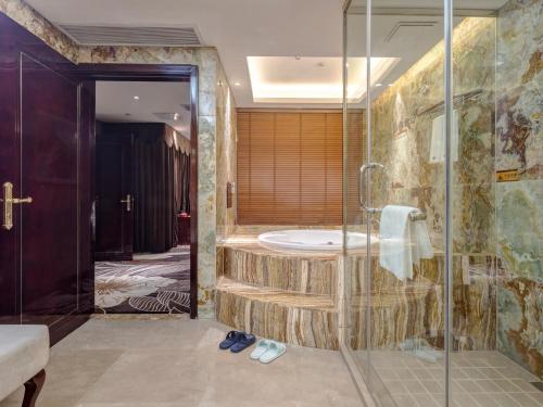 长沙Days Hotel & Suites China Town - Metro Line 2 - Near Wuyi Square ,Orange Island,Hunan Museum的带淋浴和浴缸的浴室