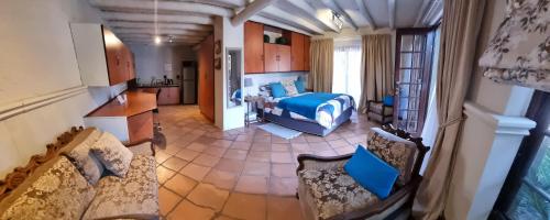 比勒陀利亚Casabac的一间卧室配有一张床和一个沙发