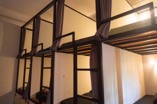 勒吉安Sunshot Hostel的一间客房内配有两张双层床的房间