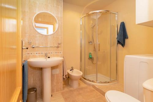 奥里韦拉Espanatour CAMPOAMOR的带淋浴、盥洗盆和卫生间的浴室