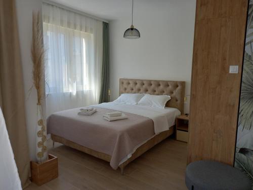 布德瓦Solaris Apartments的一间卧室设有一张大床和一个窗户。