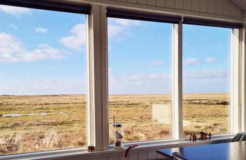 布拉万德Knaldhytten的享有田野景色的窗户