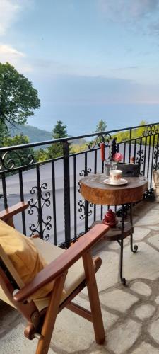 Anilio PelionGolden Mountain的阳台的桌子和椅子