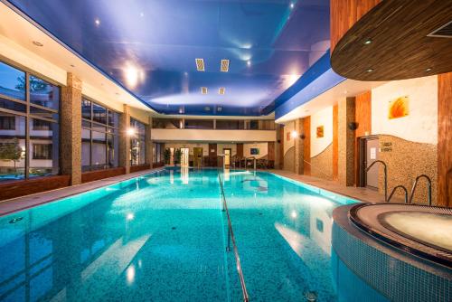 克雷尼察克雷尼察总统酒店的一座大型游泳池,位于一座配有浴缸的建筑内