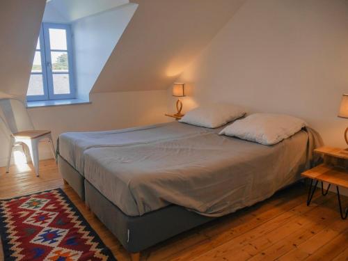 索宗Maison Sauzon, 5 pièces, 8 personnes - FR-1-418-201的一间卧室配有一张带两个枕头的床
