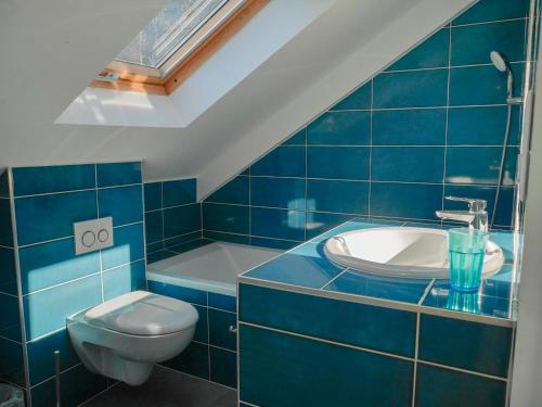 索宗Maison Sauzon, 5 pièces, 8 personnes - FR-1-418-201的蓝色的浴室设有卫生间和水槽