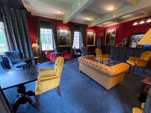 因弗内斯班奇鲁别墅酒店的客厅配有沙发和椅子