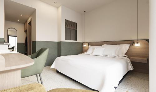 卡拉马塔Evripidou 7 - Kalamata Mediterranean Suites的卧室配有一张白色大床和一张书桌