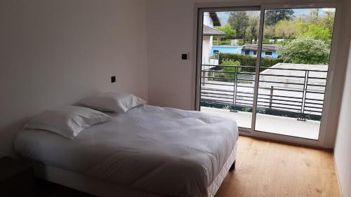 塞夫里耶奥洛尔杜拉克酒店的卧室内的一张床铺,设有大窗户