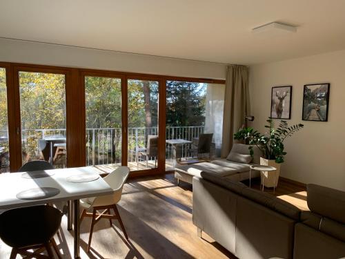 伏尔塔瓦河畔利普诺Lipno Port Apartment C101的客厅配有沙发和桌子