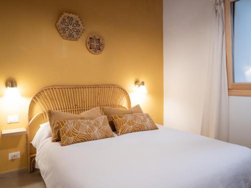 卡洛福泰Casa Annetta的卧室配有白色的床和2个枕头