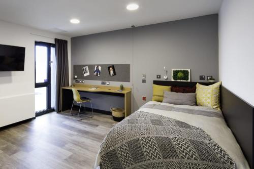 都柏林Cosy Ensuite Bedrooms at Aspen House in Dublin的一间卧室配有一张床和一张书桌