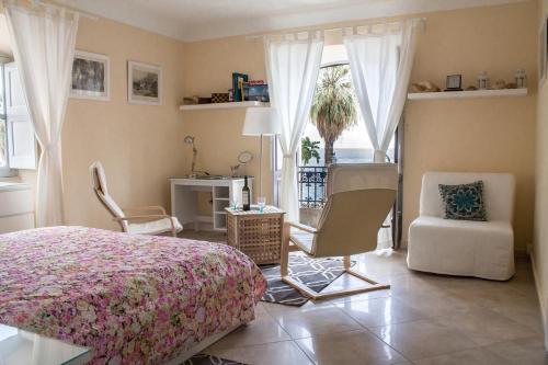 米拉佐Casa Marina的卧室配有床、椅子和窗户。