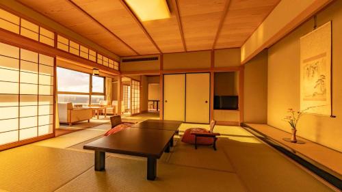 加贺富士屋旅馆的客厅配有桌子和沙发