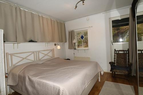 SäröNice independent holiday apartment on Saro的一间卧室设有一张床和一个窗口