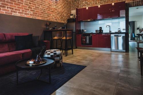巴拉腊特The Cash Butcher - Classy & Centrally Located的带沙发的客厅和厨房