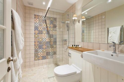 沃金西区酒店的一间带卫生间和水槽的浴室