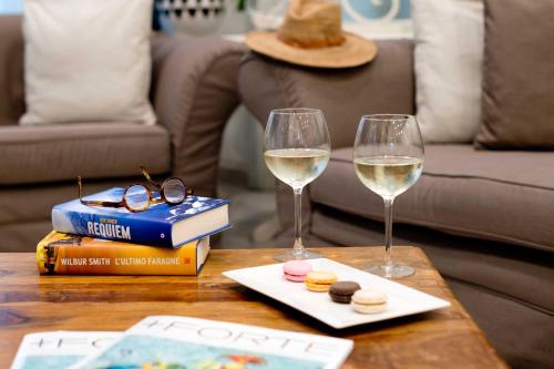 马尔米堡Hotel Nautilus的一张桌子,上面放着两杯白葡萄酒和一本书