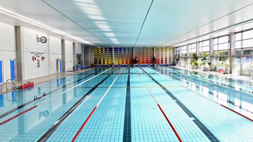 柏林Helles Apartment in Berlin-Mariendorf的大型建筑中的大型游泳池