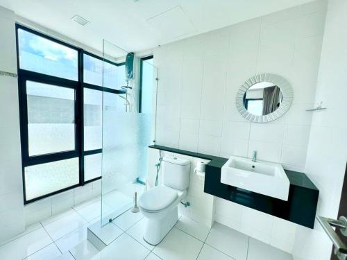 实达阿南N Cozy 1-10Pax 2Room Trefoil SetiaAlam SmrtTV Wifi的一间带卫生间、水槽和镜子的浴室