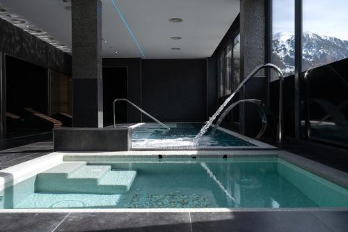 兰索尔THE MIRROR & SPA by Elegant Residences的一座带瀑布的游泳池